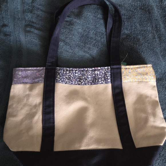 Vineyard Vines Cream and Black Tote with Floral Accents - Picture 3 of 10